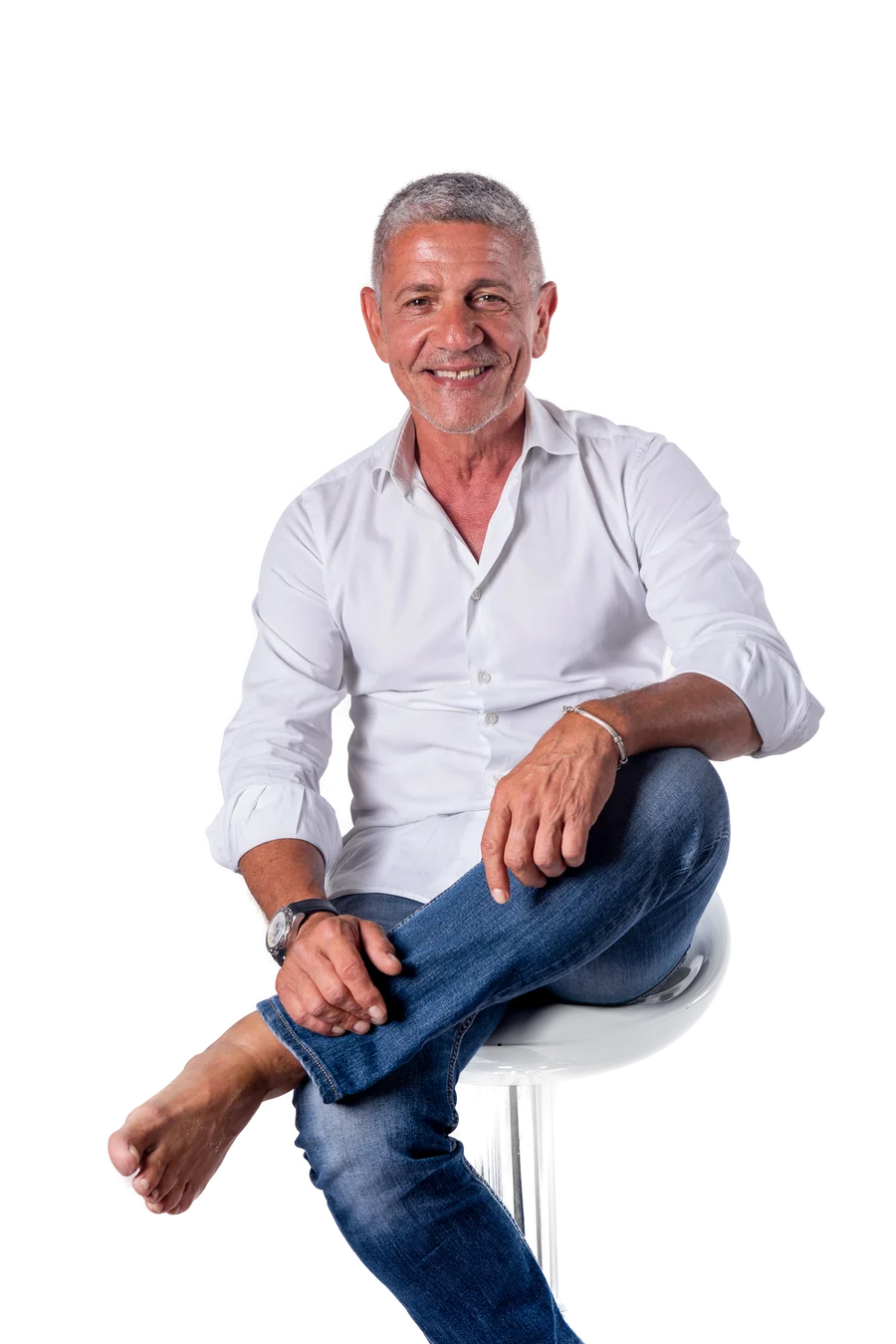 Maurizio Camerada seduto, camicia bianca